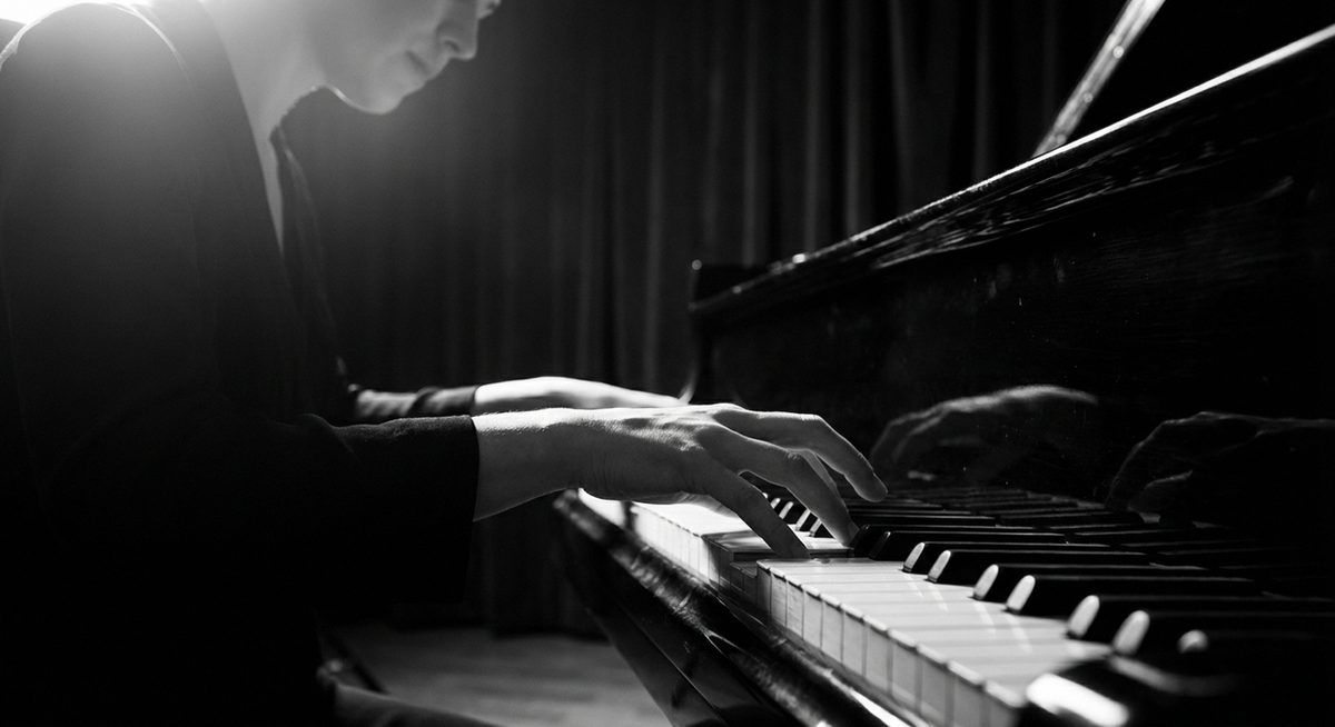 Hände am Klavier